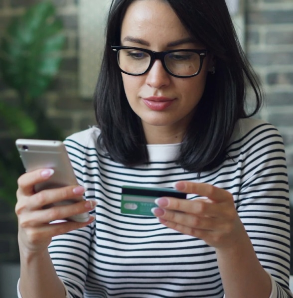 A young woman paying with Klarna