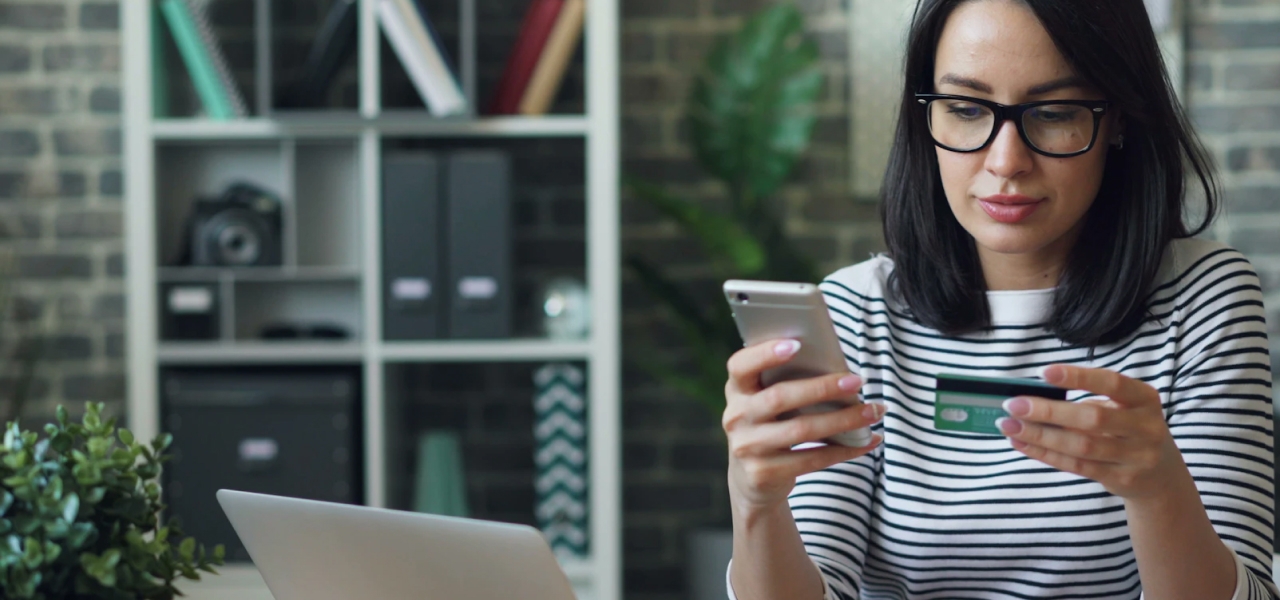 A young woman paying with Klarna